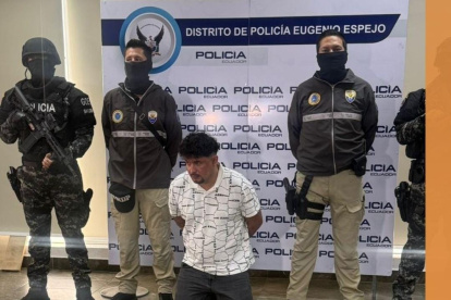 La Policía Nacional detuvo a Jairo Zambrano, líder de Los Lobos, durante un operativo en el sur de Quito.