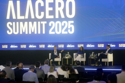 El presidente de AcelorMittal Brasil, Jorge Luiz Ribeiro (i); la moderadora, Claudia Palacios (c); y el director ejecutivo de Ternium, Máximo Vedoya (d), participan en el congreso "Alacero Summit 2025".