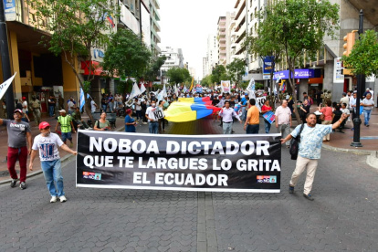 Simpatizantes de Unidad Popular recorrieron las calles de Guayaquil con banderas rojas durante la caravana por el ‘No’, en el cierre de campaña del referéndum 2025.