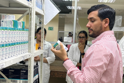 El ministro de Salud Pública, Jimmy Martin, en una farmacia hospitalaria.