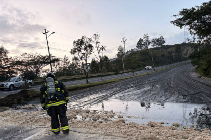 Los equipos de emergencia realizaron labores de limpieza por 12 horas para restablecer la circulación en Quito.