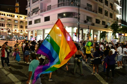 Simpatizantes de Pachakutik recorren la avenida Nueve de Octubre en Guayaquil durante el cierre de campaña.
