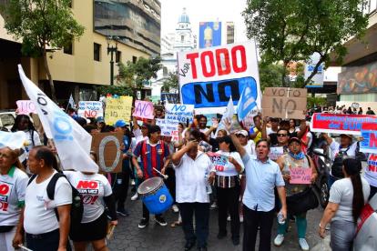 Ciudadanos portan banderas tricolor y pancartas con el mensaje “Nones” durante el cierre de campaña en Guayaquil.