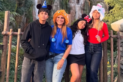 Sarah Gabriela con su madre y hermanos.