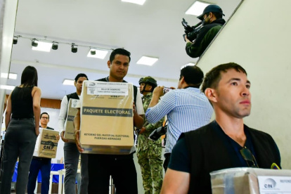 El CNE avanza con la entrega de los paquetes electorales para las elecciones de la consulta popular del 16 de noviembre de 2025.