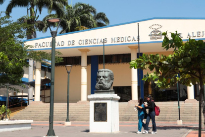 La Facultad de Ciencias Médicas celebra 148 años de historia formando a médicos locales.