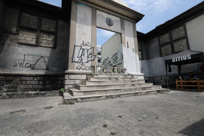 El anfiteatro Julián Coronel se encuentra abandonado. Guardias privados custodian el inmueble patrimonial ubicado en el centro de Guayaquil.