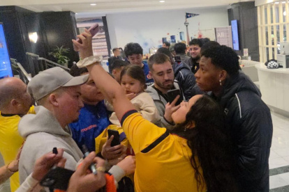 Gonzalo Plata saliendo del hotel de Toronto atiende a los aficionados.
