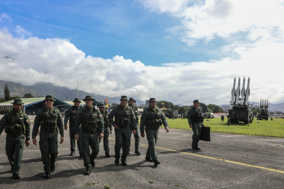 El Ministro de Defensa de Venezuela, Vladimir Padrino López (3º por la izquierda), y a miembros del alto mando militar caminando durante un ejercicio de entrenamiento en Caracas el 11 de noviembre de 2025.