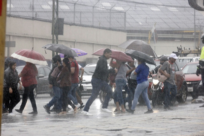 Con las lluvias, el tránsito colapsa en Guayaquil.