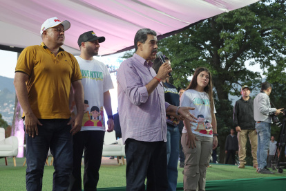 El presidente de Venezuela, Nicolás Maduro, habla durante la Gran Marcha de la juventud comunera este jueves, en Caracas (Venezuela).