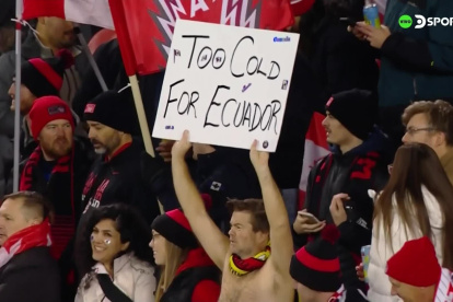 "Too cold for Ecuador", decía el curioso cartel levantado por un hincha canadiense en el partido de Canadá vs Ecuador en Toronto.