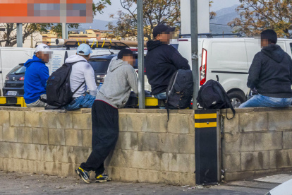 Inmigrantes sin papeles se reúnen cada mañana en la ciudad española de Palma (Islas Baleares, Mediterráneo) a la espera de un trabajo en condiciones precarias.