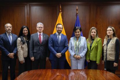 Gabriela Sommerfeld junto a Nicolás Albertoni y la delegación de observadores de la OEA.