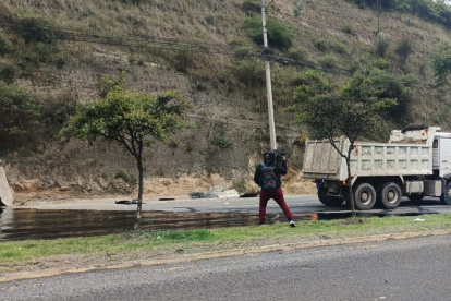 El perro quedó atrapado en la brea que se derramó sobre la av. Simón Bolívar, luego de un accidente de tránsito en el sector de Gualo.