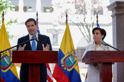 Foto de archivo que muestra al secretario de Estado de los Estados Unidos, Marco Rubio (i) junto a la canciller de Ecuador, Gabriela Sommerfeld.