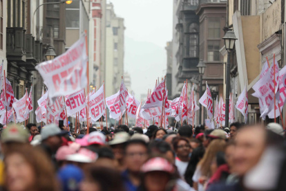 Personas participan en una manifestación del Sindicato Unitario de Trabajadores en la Educación del Perú (SUTEP), en Lima (Perú).