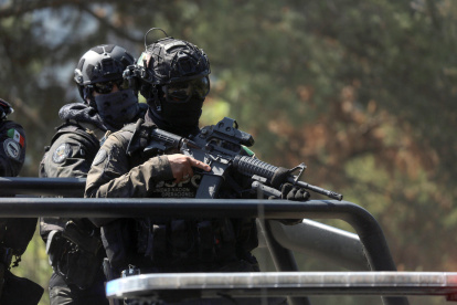 Integrantes de la Policía estatal de Michoacán custodian la zona en la Ciudad de Uruapan (México).