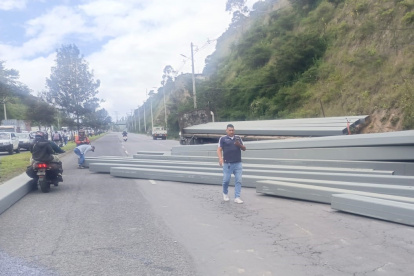 Luego del choque entre un tráiler y un taxi, 30 columnas cayeron sobre la av. Simón Bolívar, cerca de la av. Panamericana Norte.