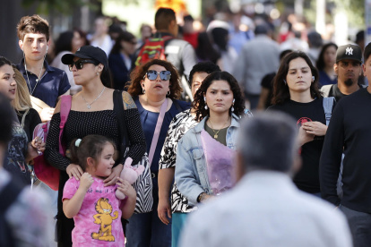 Fotografía del 10 de noviembre de 2025 que muestra a personas caminando por una calle, en Santiago (Chile).