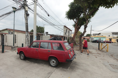 Vehículos bloquean veredas. Esta escena se replica a diario en varias zonas de Guayaquil.