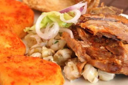 El tradicional hornado, ofertado en mercados entre USD 5 y 6,50, fue contratado a un precio de 15 dólares.