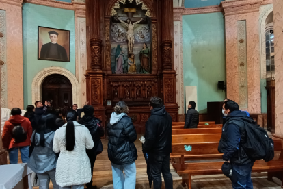 Se explica a visitantes la influencia jesuita en la Basílica.