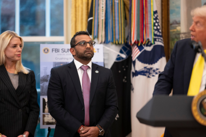 El presidente Donald Trump participa en una rueda de prensa junto al director del FBI, Kash Patel; la fiscal general, Pam Bondi.