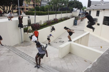 Acostumbran hacer sus calentamientos en las cercanías del cerro Santa Ana, en el centro de Guayaquil, antes de explorar los edificios.