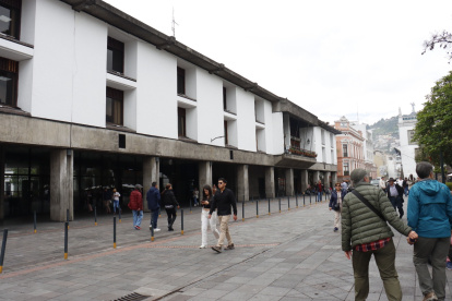 Municipio de Quito enfrenta críticas por contratos de camionetas y alimentación