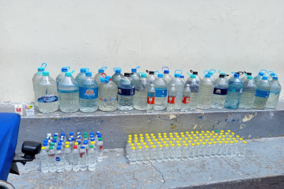 Por botellones se vendía la "guanchaca" sin registro sanitario en licorería ilegal del Centro Histórico.