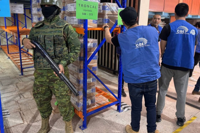 Las Fuerzas Armadas brindarán seguridad en el interior de los recintos militares y custodiarán las urnas para el escrutinio, durante la consulta popular.
