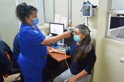 Emerita Rodríguez se atiende en el centro de salud de La Magdalena, en el sur de Quito.