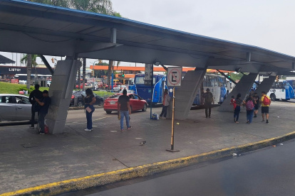 En los andenes para buses de transporte público, en la terminal terrestre de Guayaquil, está prohibido el ingreso de taxis y vehículos particulares.