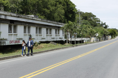 Fotografía fechada el 5 de noviembre de 2025 que muestra a personas caminando por una calle en Armero (Colombia).