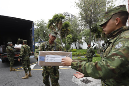 El material electoral llegó al colegio Benalcázar custodiado por militares.