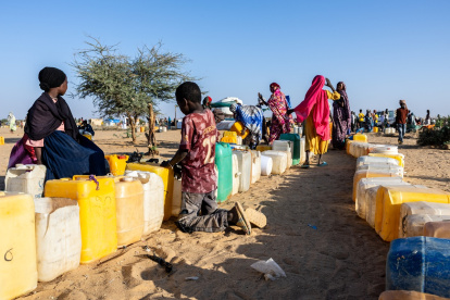 Refugiados sudaneses hacen cola para llenar bidones con agua en el campamento de Oure Cassoni en Chad el 12 de noviembre de 2025.