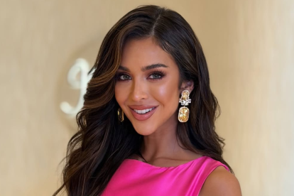 Nadia Mejía, Miss Universo Ecuador 2025, durante su entrevista preliminar en Bangkok.