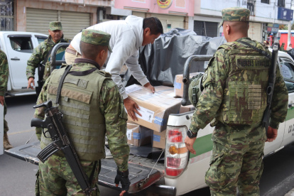 La entrega del material electoral inicio desde las primeras horas de este sábado 15 de noviembre.