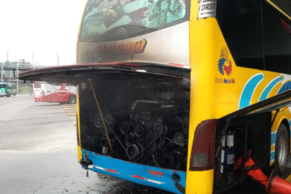 El bus traslada pasajeros desde Guayaquil a Playas.