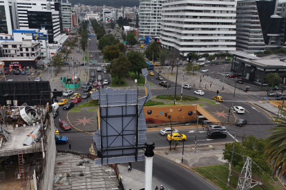 Miembros del Cabildo Cívico y moradores denuncian que en la avenida 10 de Agosto y Naciones Unidas abundan las vallas publicitarias.
