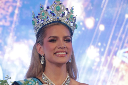 Abby Riqueros fue coronada Reina de Guayaquil 2025.