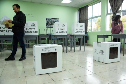Ciudadanos acuden con baja afluencia al Colegio Montúfar en el inicio de la jornada de votación.