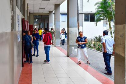 Poca concurrencia de personas  a ejercer el voto, en el recinto Colegio Nacional Guayaquil.