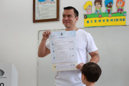 El presidente Daniel Noboa ejerció su derecho al voto en Santa Elena.