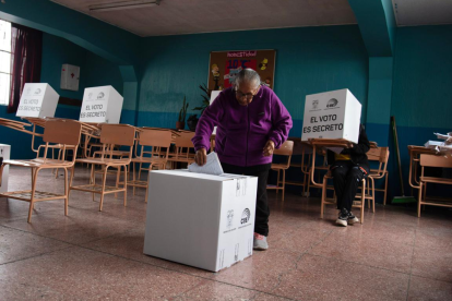 Desde bebés hasta adultos mayores se ven en los recintos electorales.