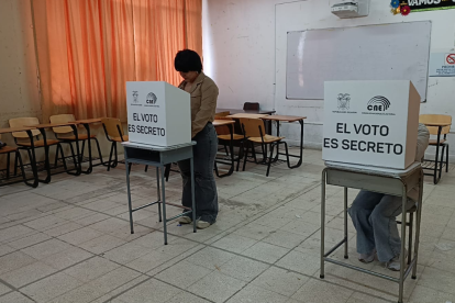 En los 16 cantones de la provincia, ciudadanos ejercieron su derecho al voto sin que se reporten novedades.