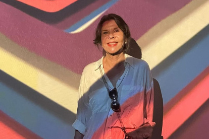 Denise Rosales es novelista y cuentista. Tiene estudios en Filosofía y Letras. Es conocida por su novela Los vértices del triángulo (1994). Su obra ha sido incluida en antologías como Libro de posta (1983) y Frauen in Lateinalerika 2.