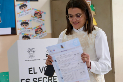 La vicepresidenta María José Pinto ejerció su derecho al voto en la Consulta Popular 2025