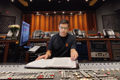 Santiago Borja es graduado en Producción Musical y Sonido por la Universidad San Francisco de Quito. Fundó Loop Studio en la capital.